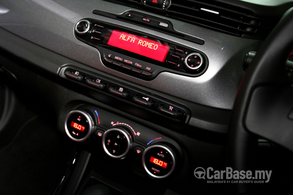 Alfa Romeo Giulietta Tipo 940 (2012) Interior