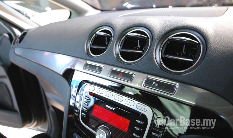 Ford S-MAX Mk1 (CD340) (2011) Interior