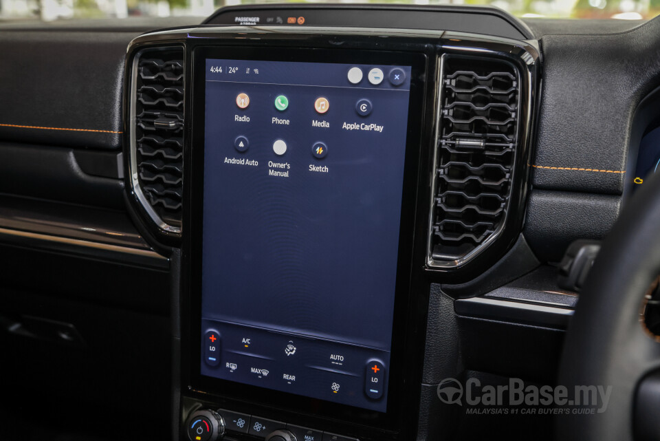 Ford Everest UB (2022) Interior