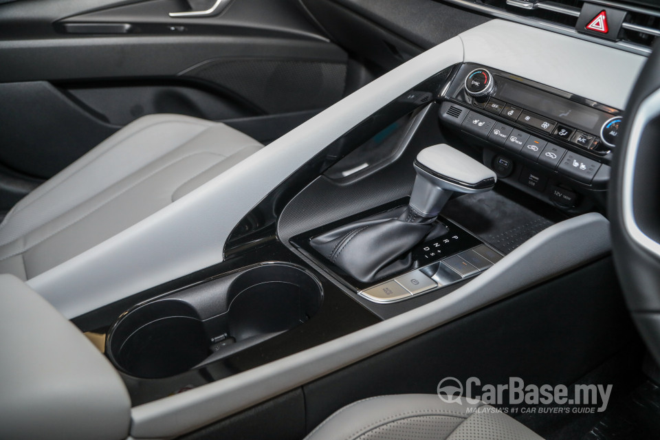 Hyundai Elantra CN7 (2020) Interior