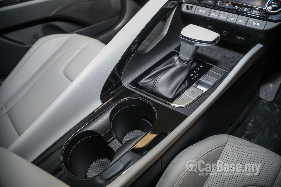 Hyundai Elantra CN7 (2020) Interior