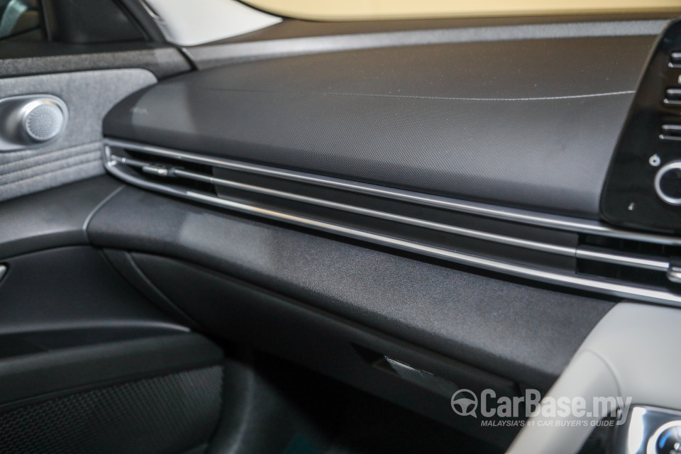 Hyundai Elantra CN7 (2020) Interior