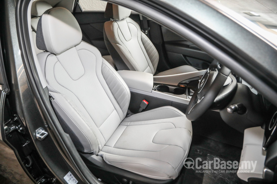 Hyundai Elantra CN7 (2020) Interior