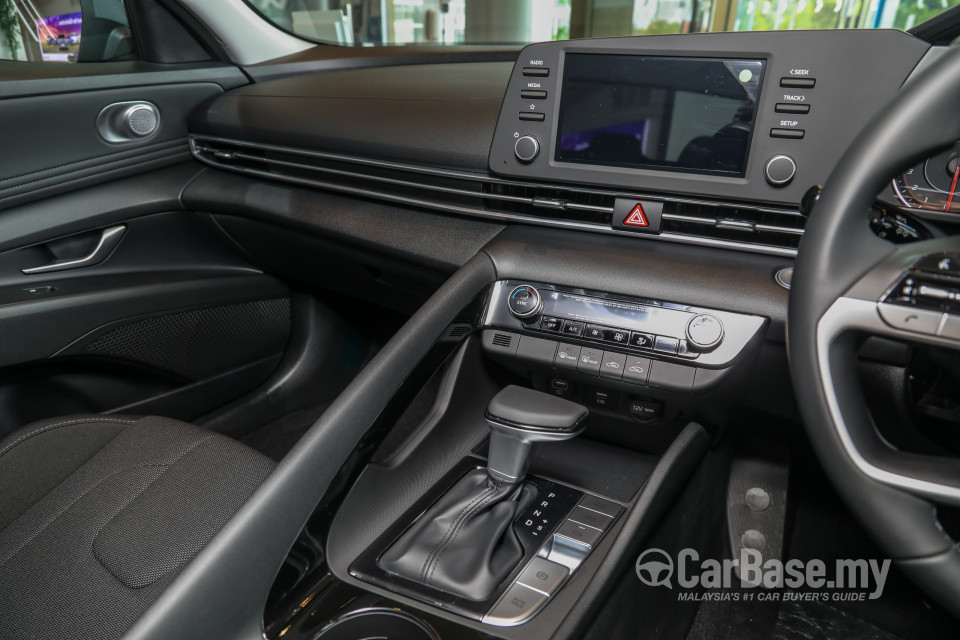 Hyundai Elantra CN7 (2020) Interior
