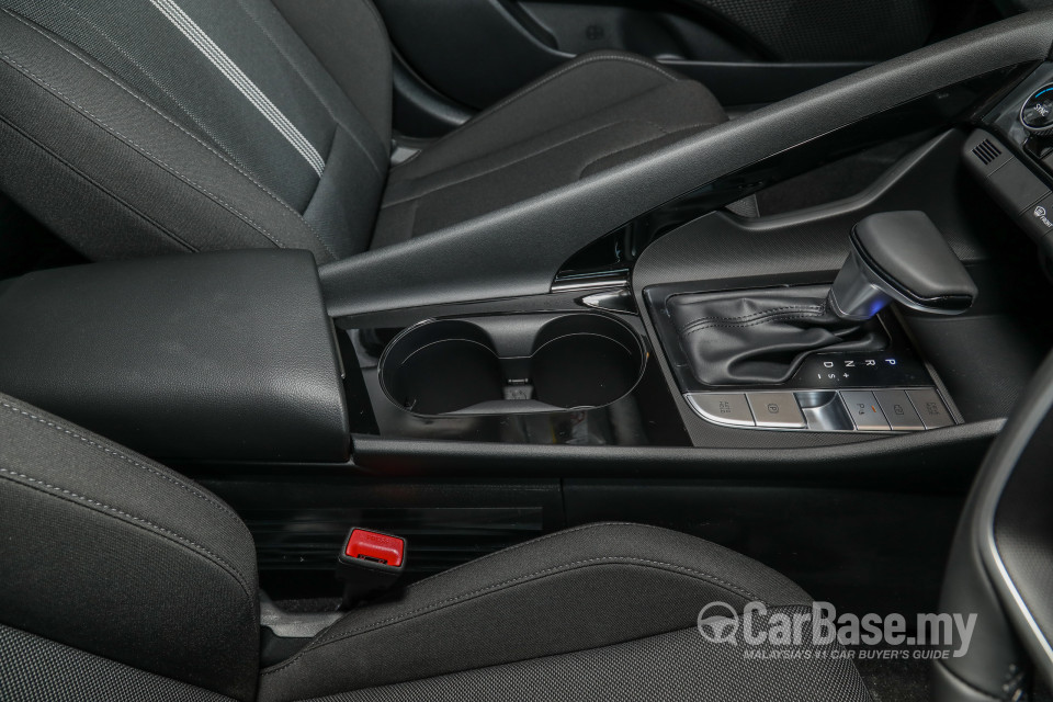 Hyundai Elantra CN7 (2020) Interior