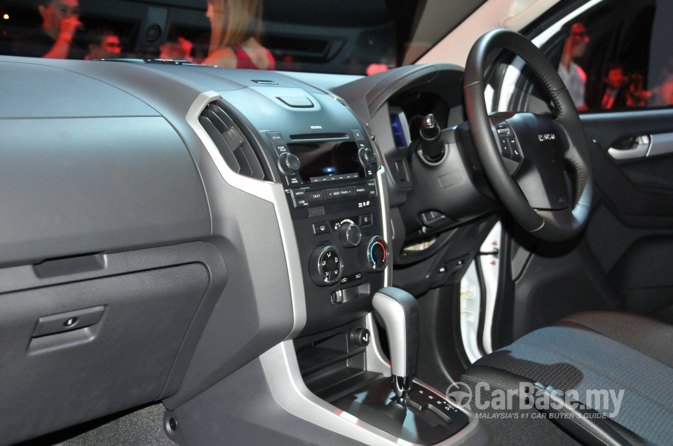 Isuzu D-MAX RT (2013) Interior