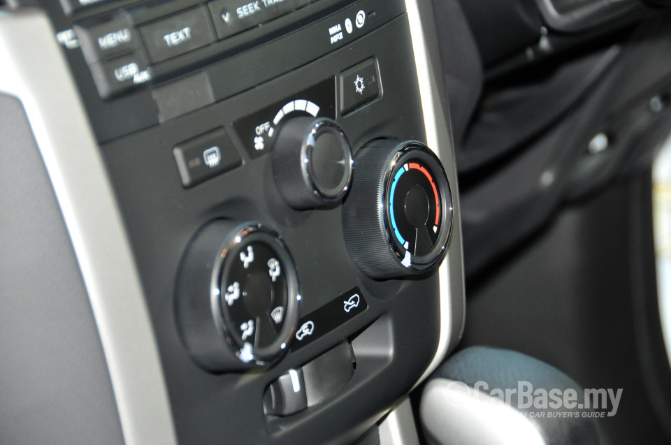 Isuzu D-MAX RT (2013) Interior