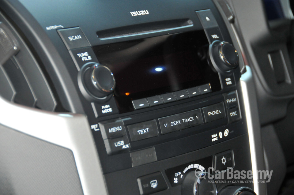 Isuzu D-MAX RT (2013) Interior
