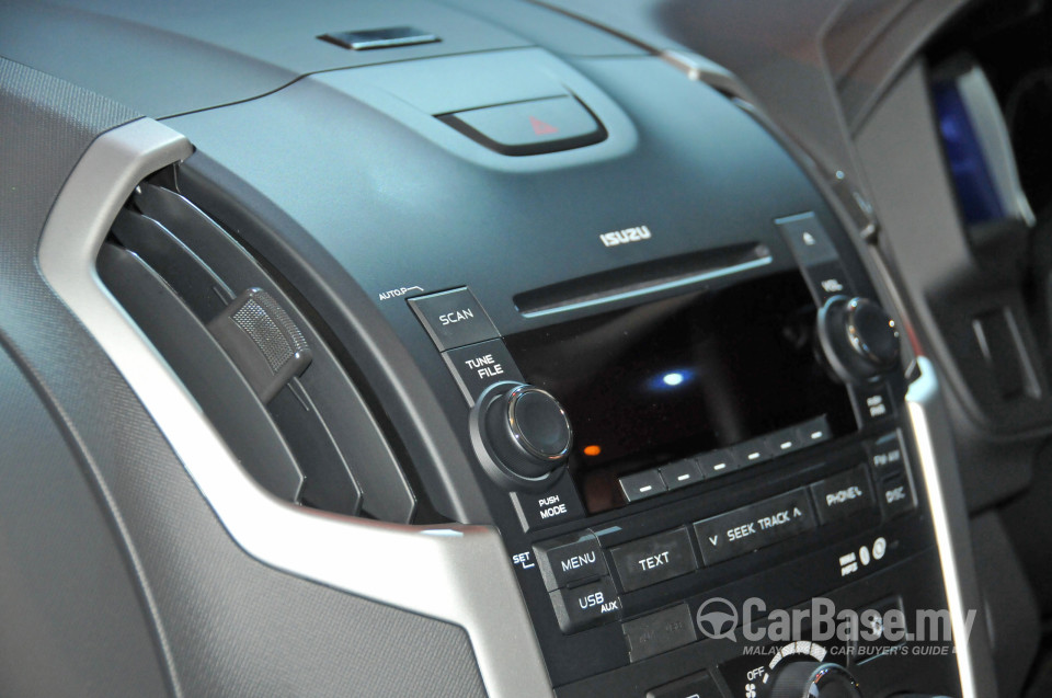 Isuzu D-MAX RT (2013) Interior