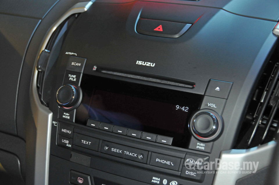 Isuzu D-MAX RT (2013) Interior