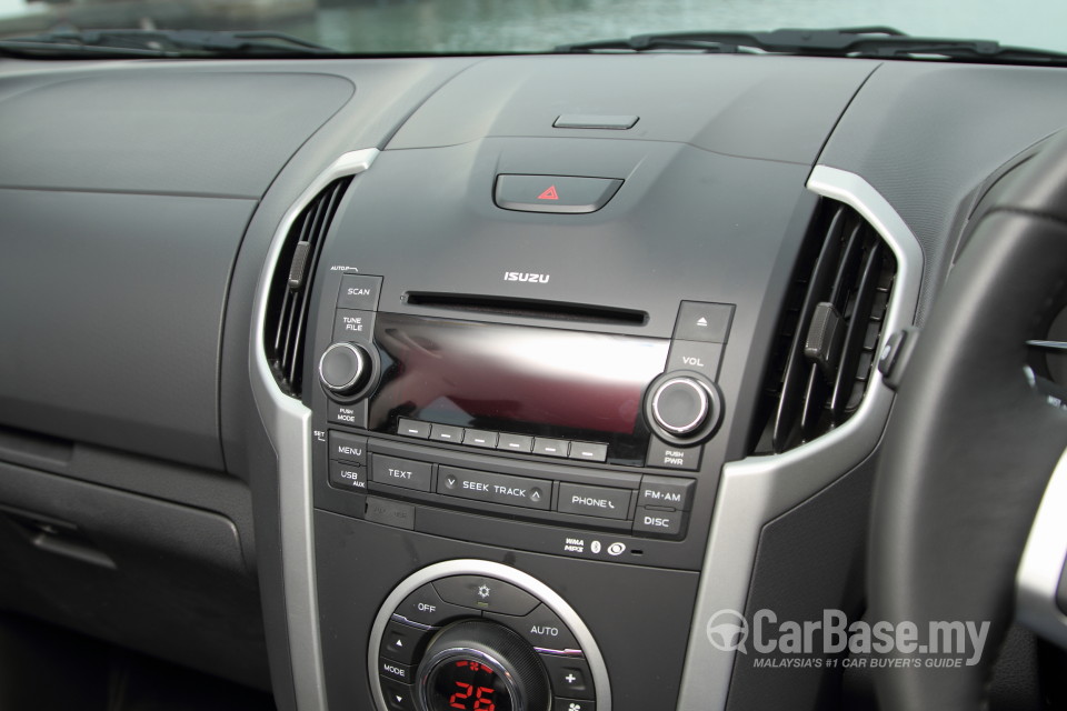 Isuzu D-MAX RT (2013) Interior