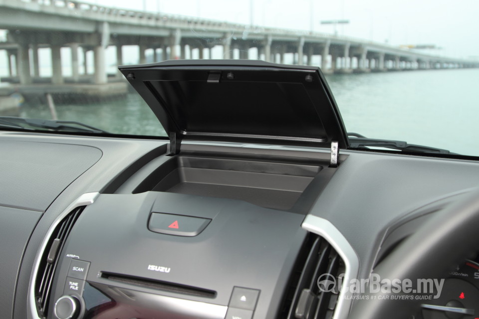 Isuzu D-MAX RT (2013) Interior