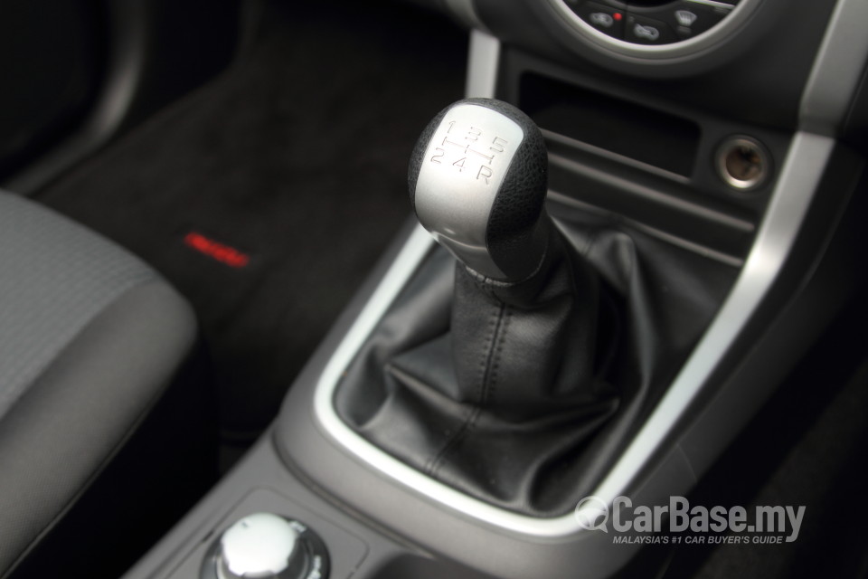 Isuzu D-MAX RT (2013) Interior