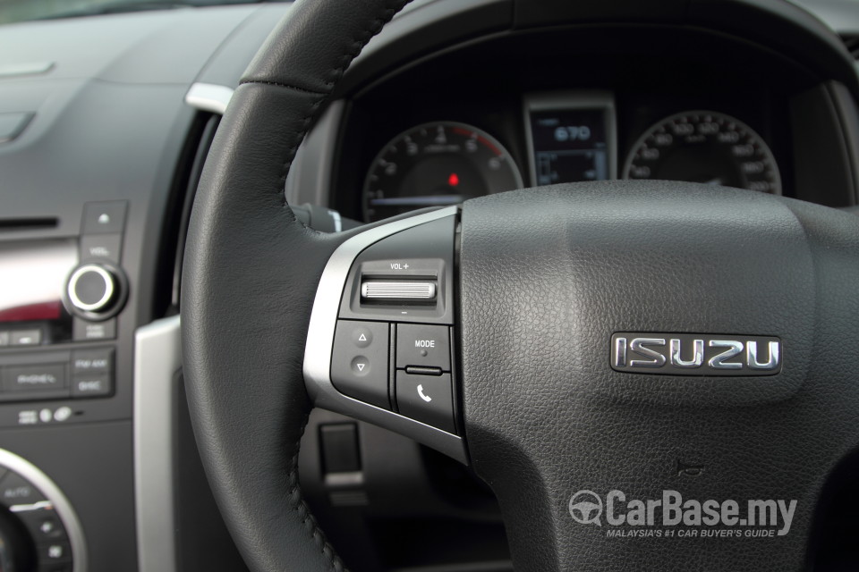 Isuzu D-MAX RT (2013) Interior