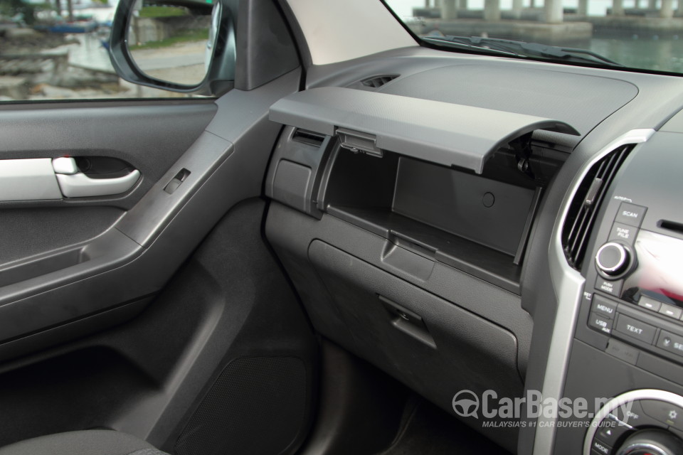 Isuzu D-MAX RT (2013) Interior