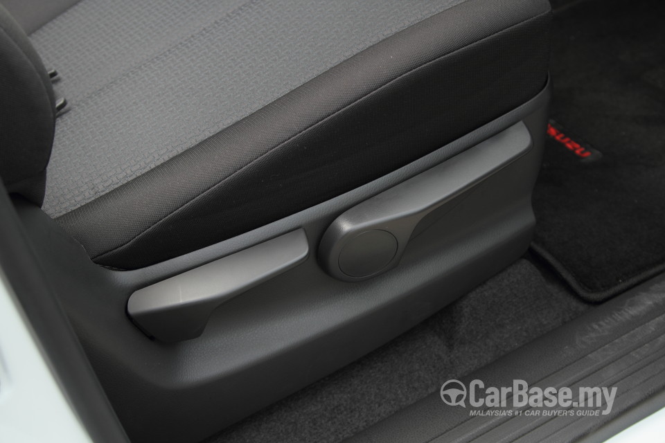 Isuzu D-MAX RT (2013) Interior
