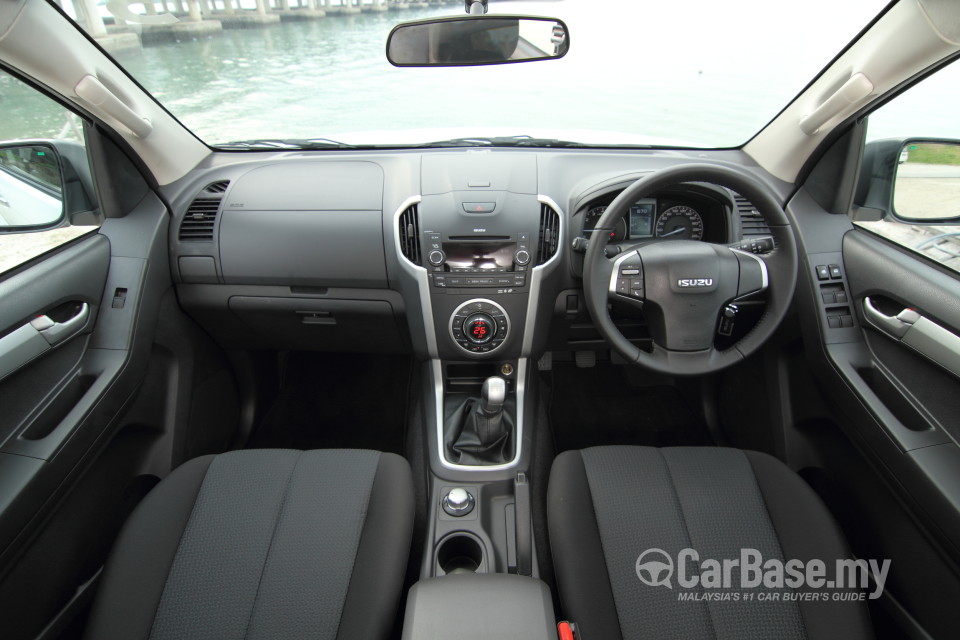 Isuzu D-MAX RT (2013) Interior