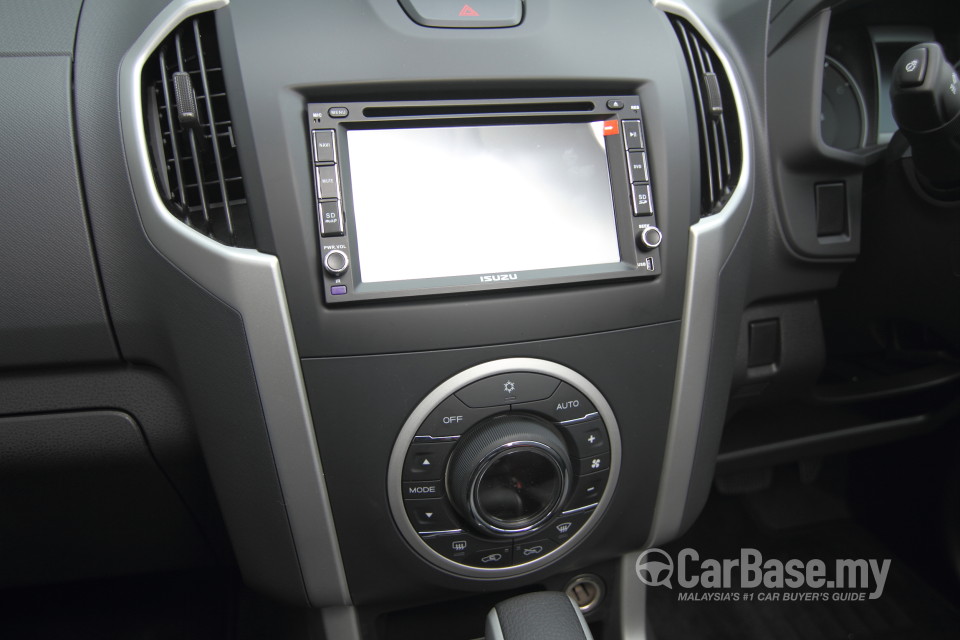 Isuzu D-MAX RT (2013) Interior