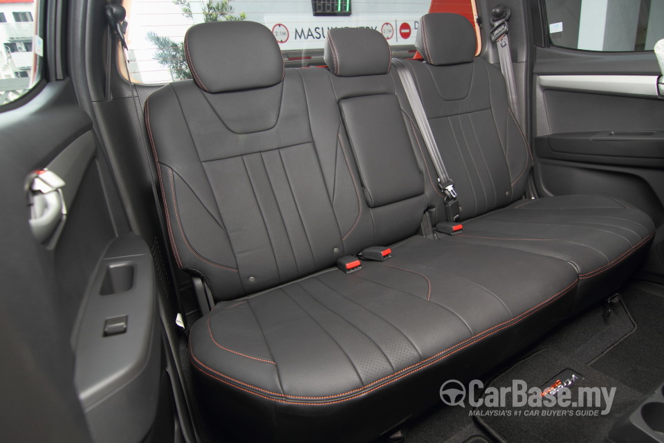 Isuzu D-MAX RT (2013) Interior