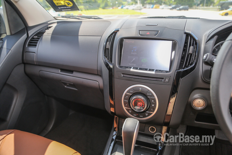 Isuzu D-MAX RT Facelift (2016) Interior