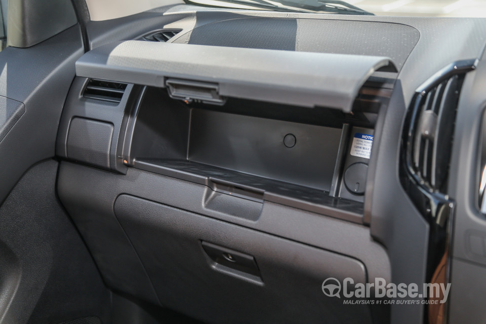 Isuzu D-MAX RT Facelift (2016) Interior