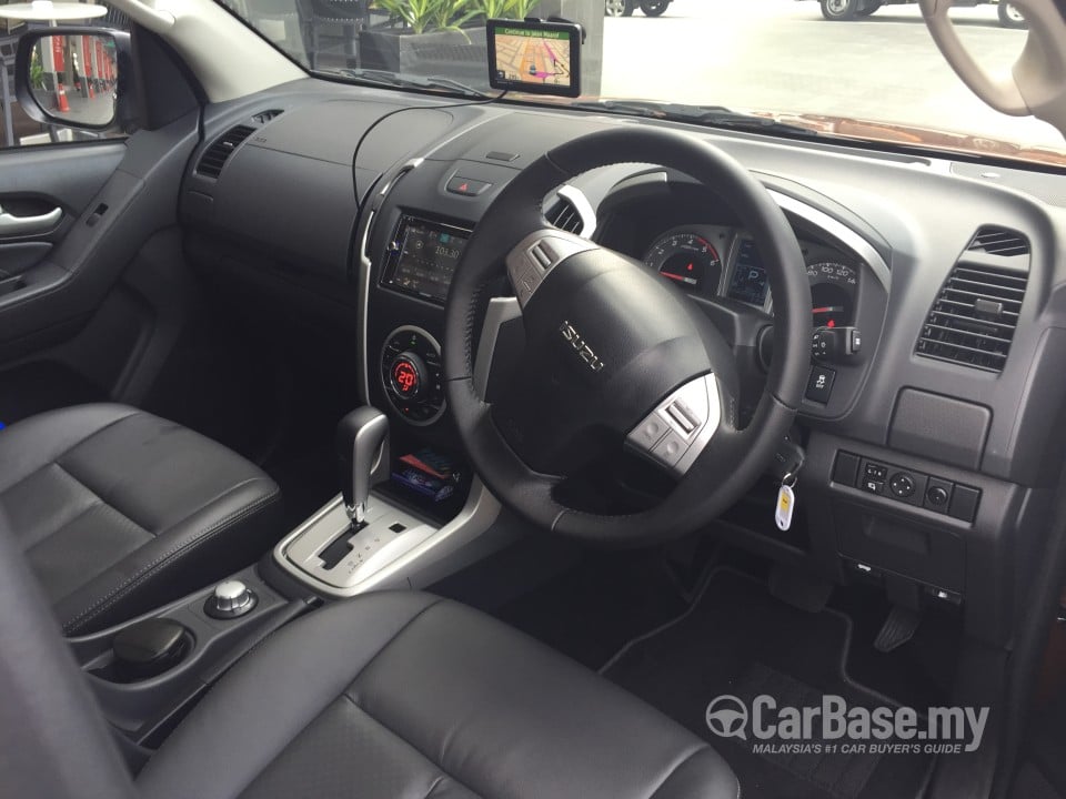 Isuzu MU-X Mk2 (2015) Interior