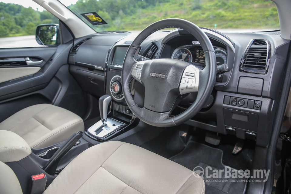Isuzu MU-X Mk2 (2015) Interior