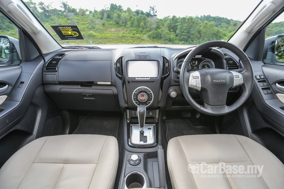 Isuzu MU-X Mk2 (2015) Interior
