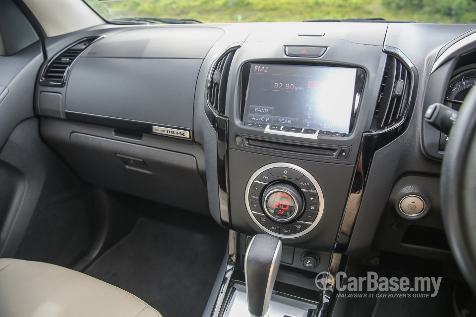 Isuzu MU-X Mk2 (2015) Interior