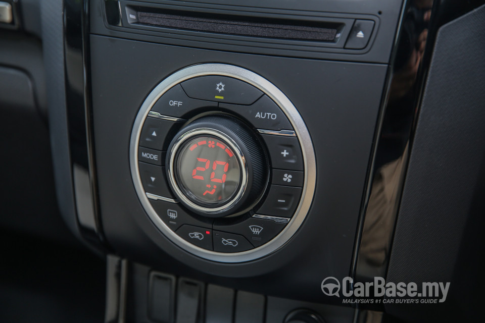 Isuzu MU-X Mk2 (2015) Interior