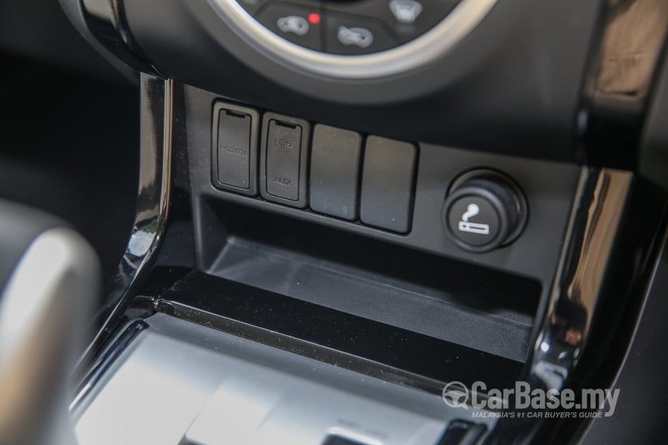 Isuzu MU-X Mk2 (2015) Interior