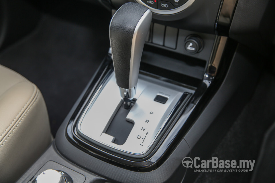 Isuzu MU-X Mk2 (2015) Interior