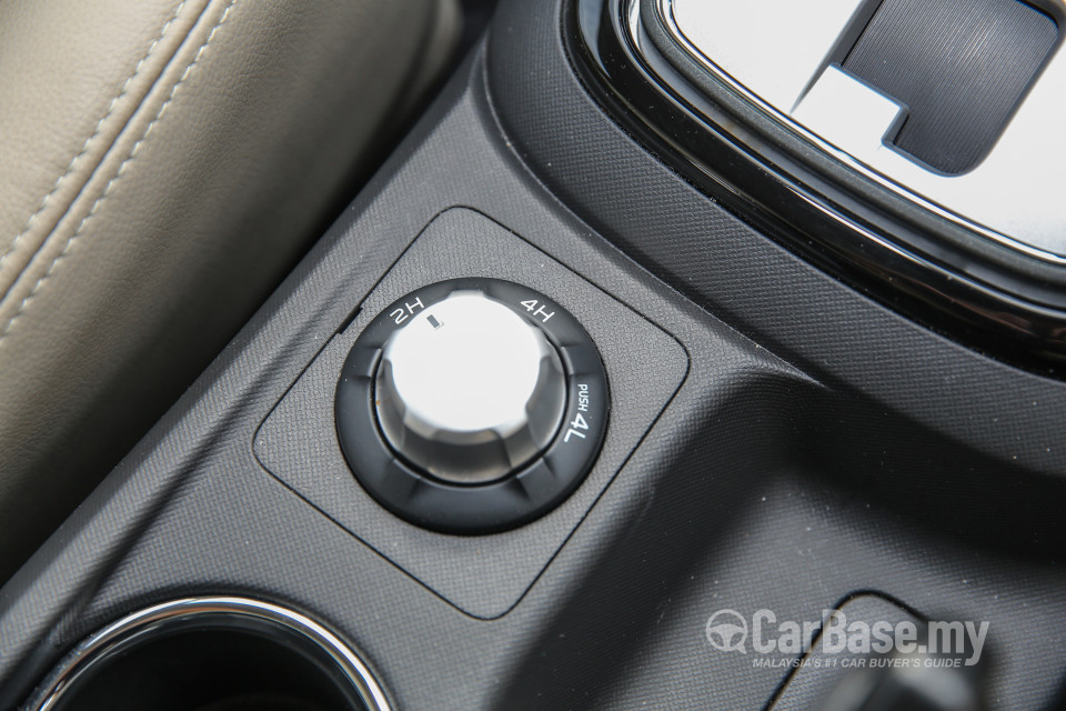 Isuzu MU-X Mk2 (2015) Interior
