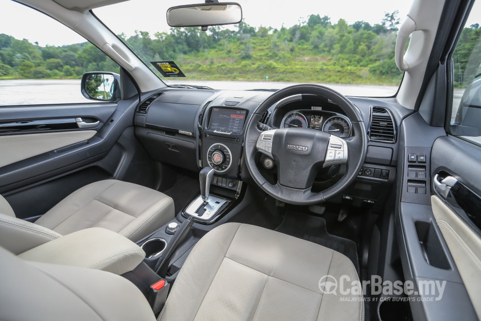 Isuzu MU-X Mk2 (2015) Interior