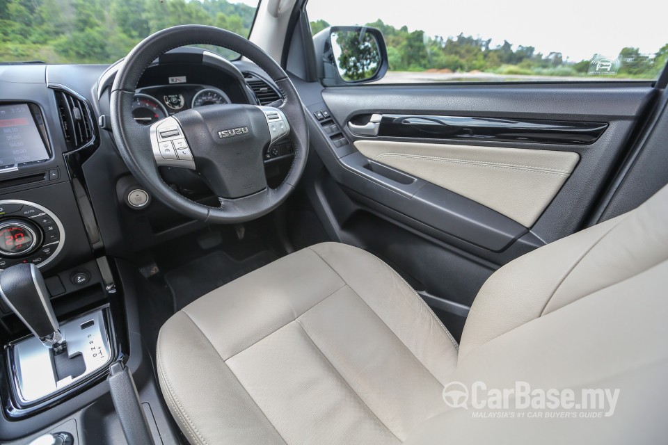 Isuzu MU-X Mk2 (2015) Interior