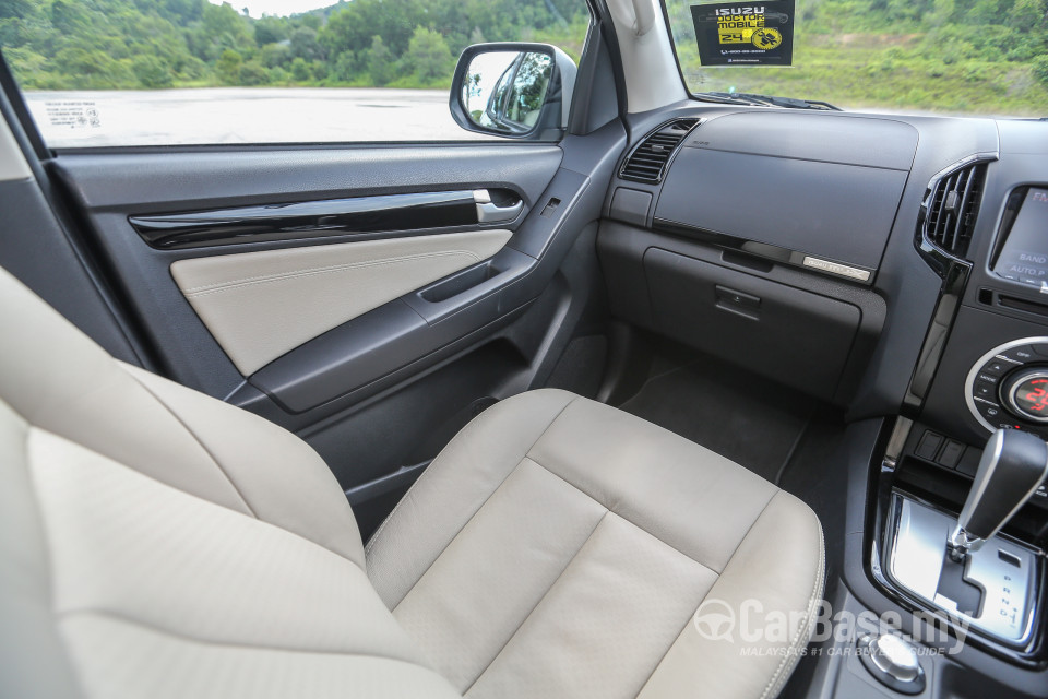 Isuzu MU-X Mk2 (2015) Interior