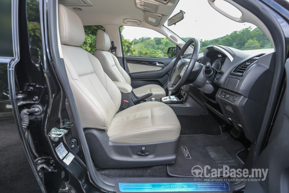 Isuzu MU-X Mk2 (2015) Interior