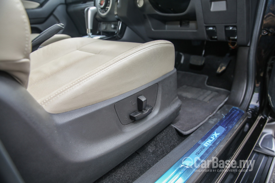 Isuzu MU-X Mk2 (2015) Interior