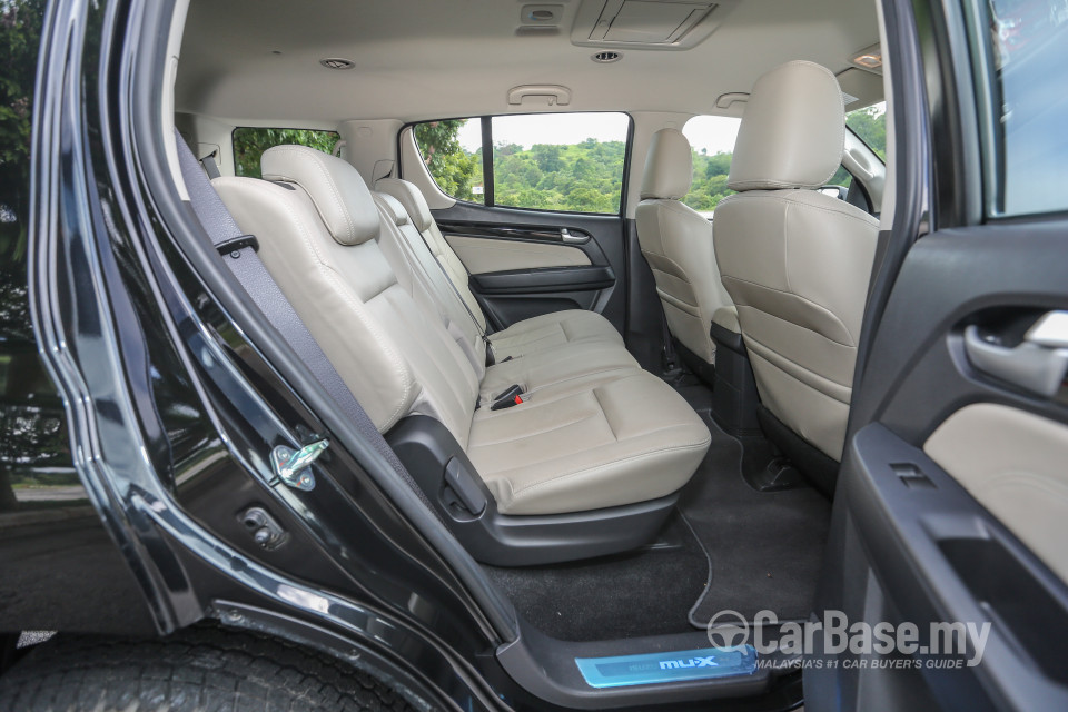 Isuzu MU-X Mk2 (2015) Interior