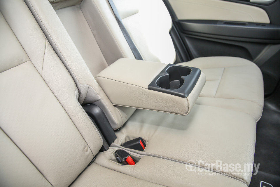 Isuzu MU-X Mk2 (2015) Interior