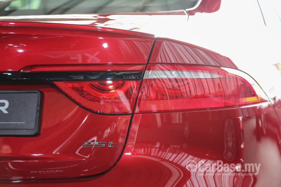 Jaguar XF X260 (2016) Exterior