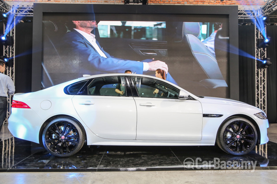 Jaguar XF X260 (2016) Exterior