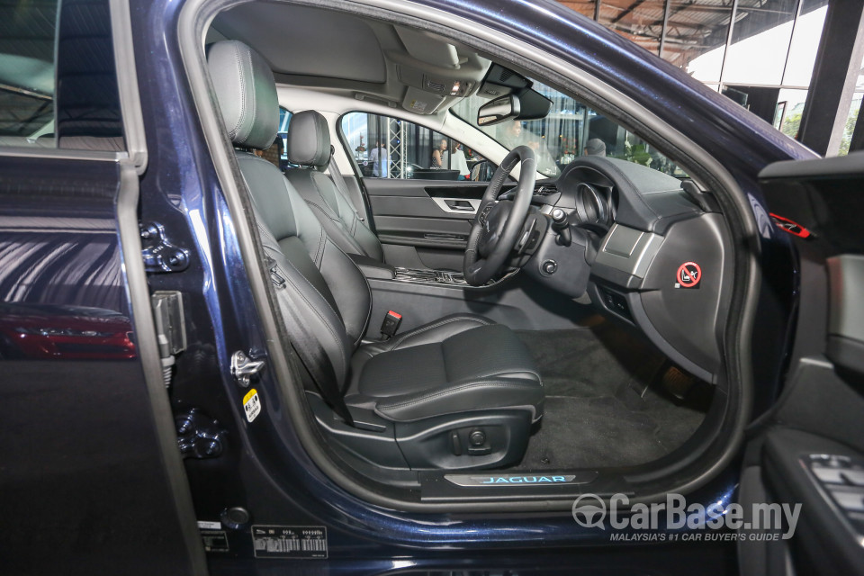 Jaguar XF X260 (2016) Interior