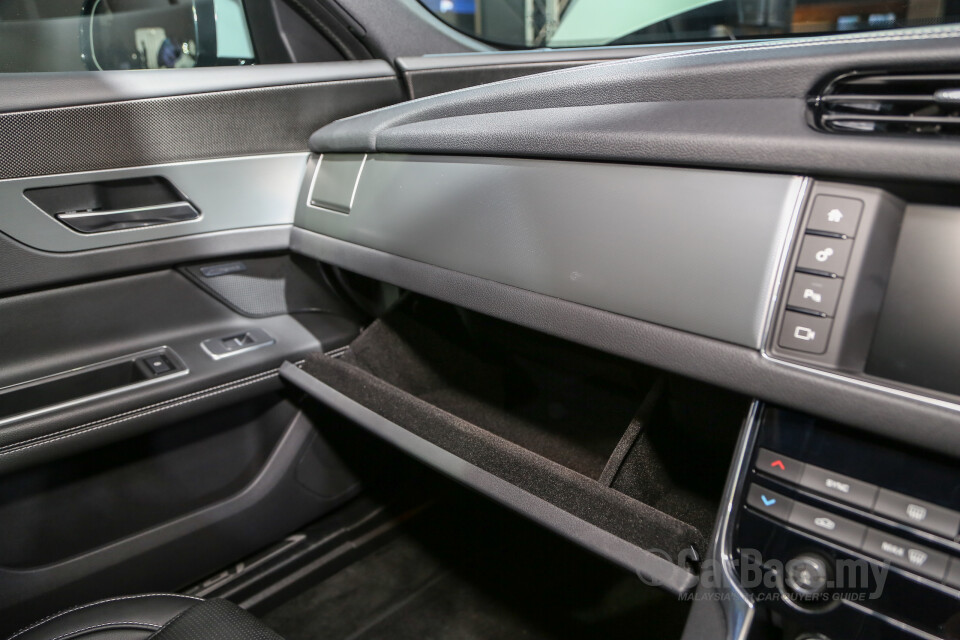 Toyota Fortuner AN160 (2016) Interior