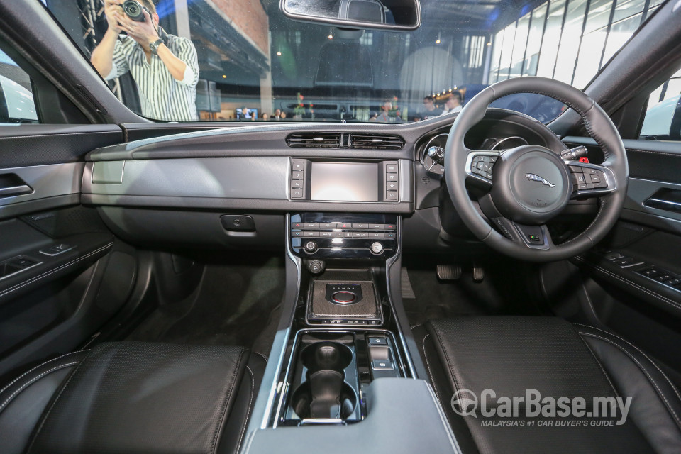 Jaguar XF X260 (2016) Interior