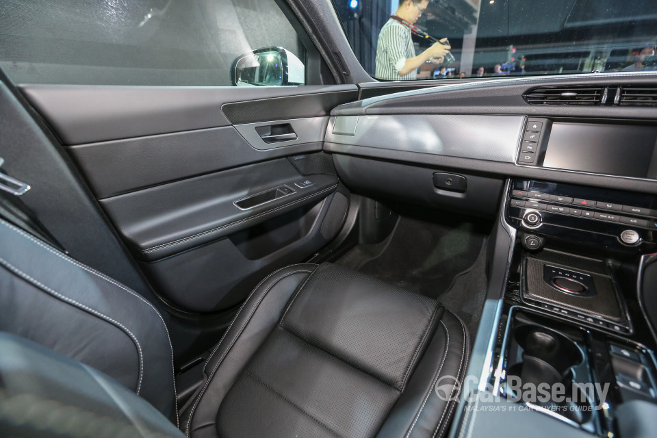 Jaguar XF X260 (2016) Interior