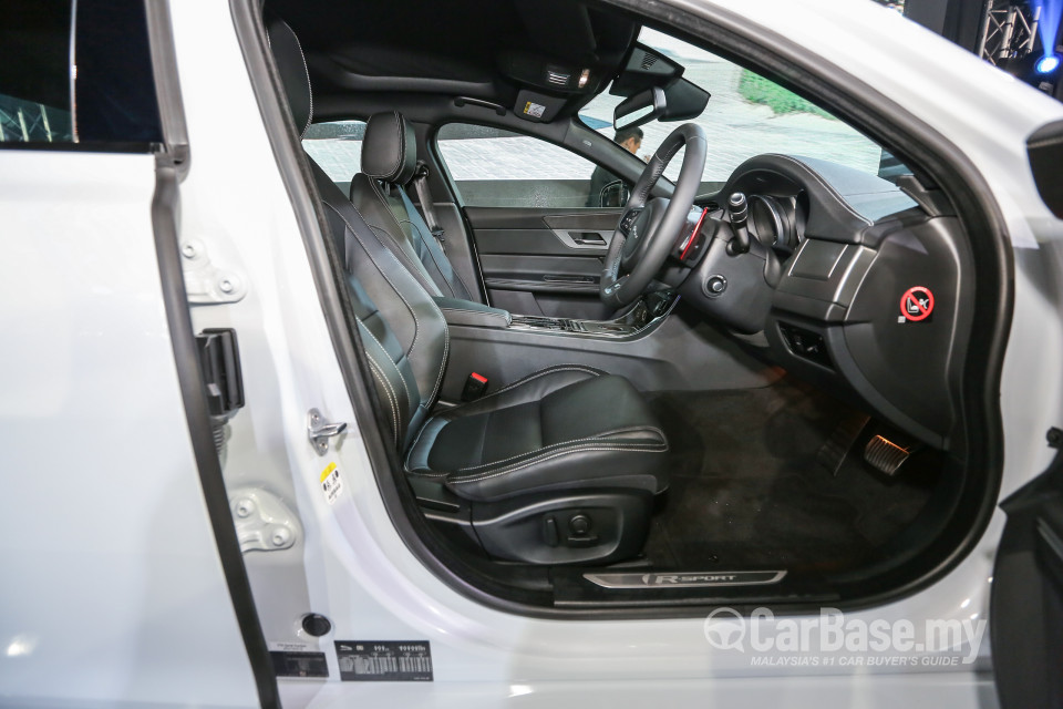 Jaguar XF X260 (2016) Interior