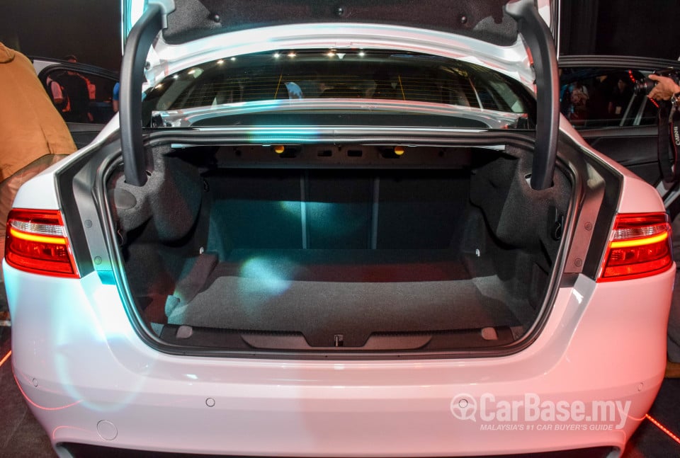 Jaguar XE X760 (2016) Interior