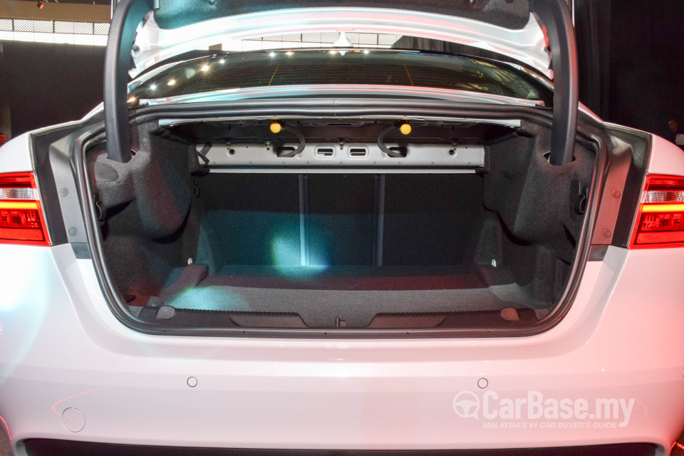 Jaguar XE X760 (2016) Interior