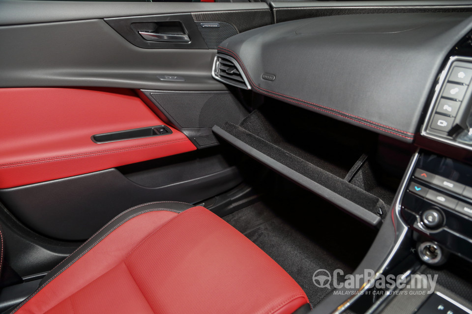Jaguar XE X760 (2016) Interior